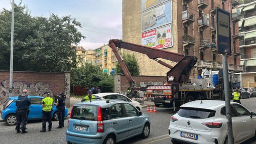 Via Genova "maledetta": cade il cestello di una gru, muore un operaio