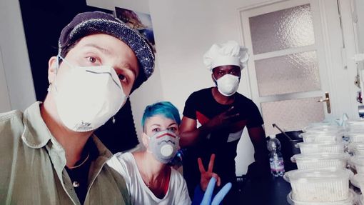 Coronavirus, nell'emergenza nasce l'iniziativa spontanea 'Guarda Oltre' per i senza dimora. &quot;La cosa più gustosa è la solidarietà tra le persone&quot;