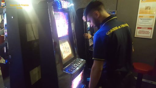 In via Sospello le slot erano &quot;travestite&quot; da Tetris, ma non hanno ingannato la Gdf: multa e sequestro [FOTO e VIDEO]