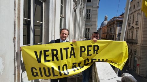 Da sinistra, Guerrini e Versaci srotolano lo striscione sul Municipio di Torino