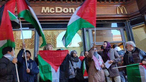 Torino, attivisti pro Palestina contro McDonald's: &quot;Dà pasti gratis ai soldati israeliani&quot;