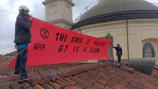 Attivisti di Extinction Rebellion sul tetto in piazza Carlina: "Il re è nudo, il G7 è una presa in giro" [VIDEO E FOTO]
