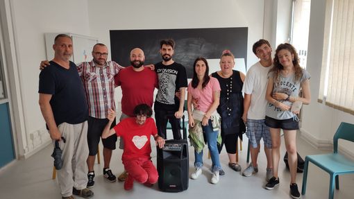 Il rap come terapia: 7 ragazzi con disabilità registrano una canzone con Zuli Il rap come terapia: 7 ragazzi con disabilità registrano una canzone con Zuli