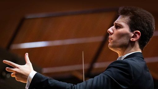 Diego Ceretta dirige Orchestra e Coro del Regio sulle musiche di Respighi e Cherubini Diego Ceretta dirige Orchestra e Coro del Regio sulle musiche di Respighi e Cherubini