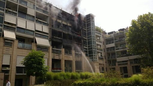 Incendio in via Martiri della Libertà: a fuoco 3 piani di una casa Incendio in via Martiri della Libertà: a fuoco 3 piani di una casa