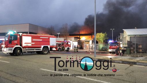 Incendio alla ditta Reinol di Borgaro, diverse squadre di pompieri sul posto