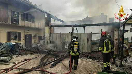 Rivarossa, rogo in un garage pieno di bombole: intervengono i vigili del fuoco