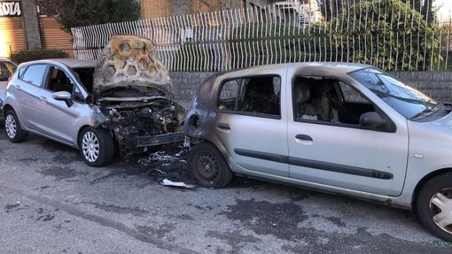 Parella, una panchina e due auto bruciate nel giro di pochi giorni (FOTO) Parella, una panchina e due auto bruciate nel giro di pochi giorni (FOTO)