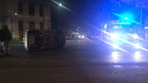 Paura in corso Belgio: un'auto si ribalta per evitare l’investimento di un ragazzo [VIDEO]