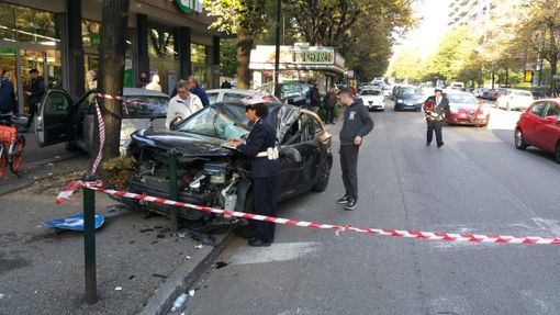 In corso Orbassano Seat Ibiza tampona il camion dell'Esselunga e resta distrutta: solo qualche ferita per gli occupanti In corso Orbassano Seat Ibiza tampona il camion dell'Esselunga e resta distrutta: solo qualche ferita per gli occupanti