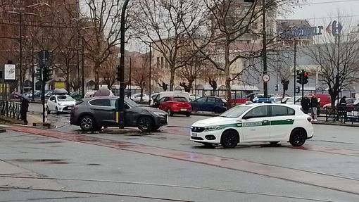 incidente automobilistico con auto dei vigili urbani