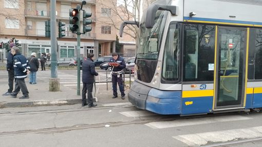 Donna investita dal tram 4 in corso Unione Sovietica: sospeso il traffico sui binari