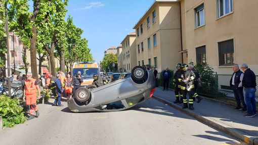 Venaria, incidente rocambolesco in corso Matteotti: un'auto si ribalta [FOTO]