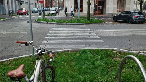 Attraversamento “fantasma” in corso Verona: ci sono le strisce pedonali, ma manca il passaggio Attraversamento “fantasma” in corso Verona: ci sono le strisce pedonali, ma manca il passaggio