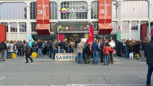 Flash mob dei lavoratori di Italiaonline per dire no a trasferimenti e licenziamenti Flash mob dei lavoratori di Italiaonline per dire no a trasferimenti e licenziamenti