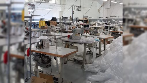 Anche i laboratori abusivi si "riconvertono": la polizia scopre un centro illegale per produrre mascherine Anche i laboratori abusivi si "riconvertono": la polizia scopre un centro illegale per produrre mascherine