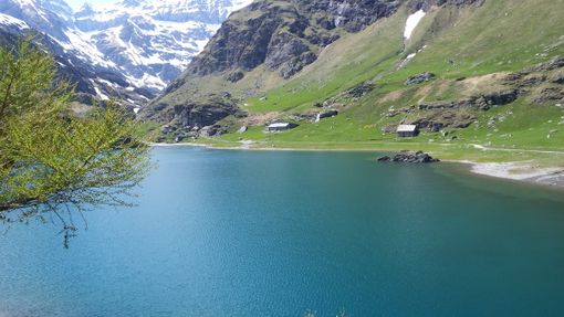 &quot;Tutto esaurito&quot; al lago di Malciaussia? Scatta la zona 30 e lo stop agli autobus, camper e caravan