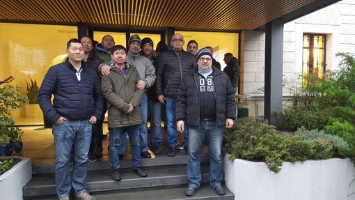 Foto: I lavoratori in presidio davanti alla sede di Confindustria Canavese Foto: I lavoratori in presidio davanti alla sede di Confindustria Canavese