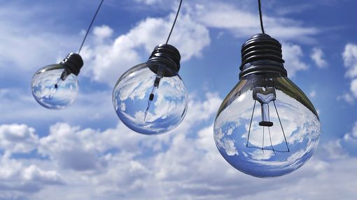 lampadine appese nel cielo