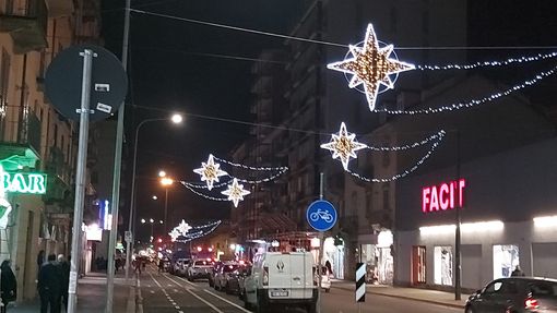 Luci di Natale accese in via Nizza