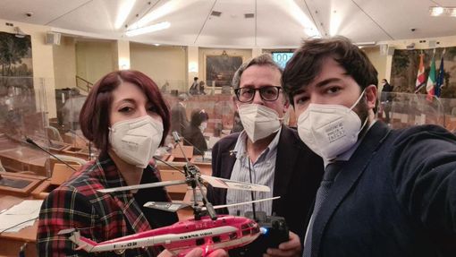 Un elicotterino vola in Consiglio regionale con la Cavalcata delle Valchirie: è la provocazione del M5S contro l'eliski