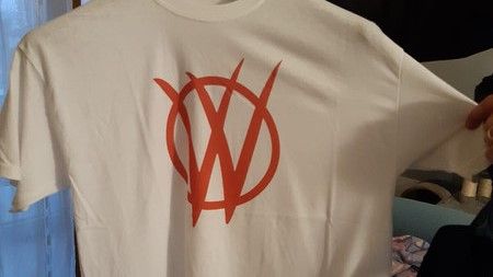 Maglietta bianca con simbolo rosso