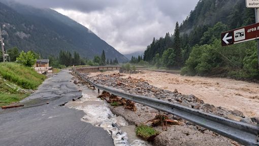 Due condomini evacuati, tre frazioni isolate, strada bloccata da una frana. Cirio: &quot;Chiederemo stato d'emergenza&quot; [FOTO]
