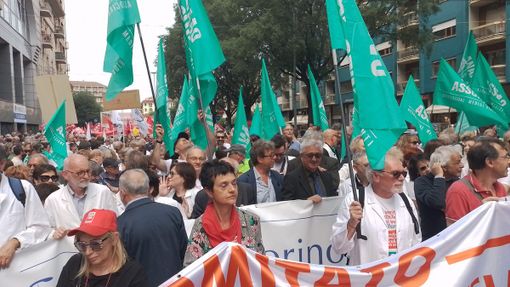 Marcia della Salute, manifestanti sotto la Regione: &quot;La Sanità pubblica non si vende&quot;