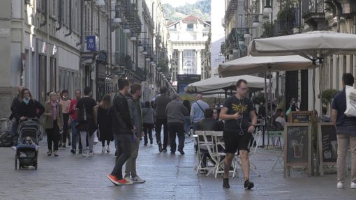 A Torino tornano le mascherine in strada: giovani indisciplinati, ma per oggi “nessuna multa” [FOTO]