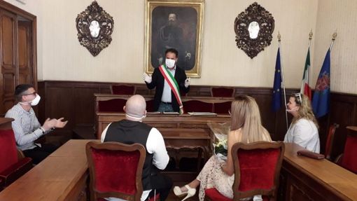 Moncalieri, sposi in Comune al tempo del coronavirus Moncalieri, sposi in Comune al tempo del coronavirus