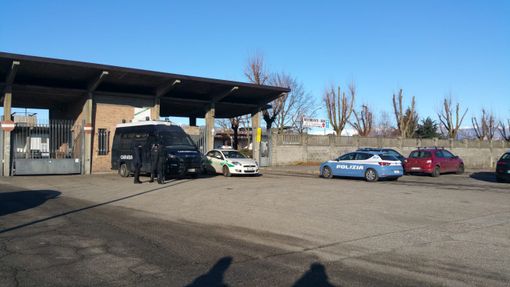 Sgomberati dalla Polizia i locali del mattatoio di Torino: quasi 100 i denunciati Sgomberati dalla Polizia i locali del mattatoio di Torino: quasi 100 i denunciati