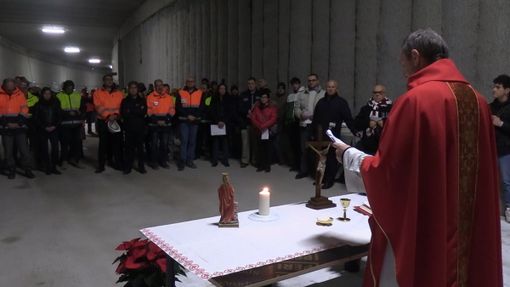 Una messa per Santa Barbara dentro il cantiere di corso Grosseto: &quot;Anche qui c'è speranza&quot; [VIDEO]