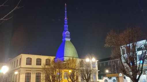 Una Mole illuminata di giallo-blu come gemellaggio tra Torino e l'Ucraina Una Mole illuminata di giallo-blu come gemellaggio tra Torino e l'Ucraina