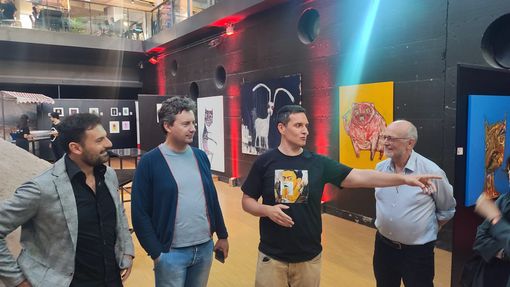 Persone che visitano una mostra