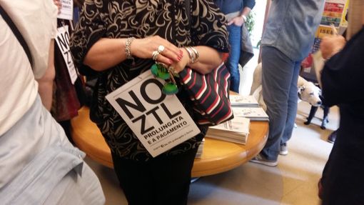 Depositate 8.232 firme per dire &quot;No&quot; alla nuova Ztl allargata (VIDEO)