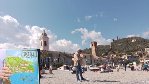 Panorama di Noli con gioco da tavola in primo piano Panorama di Noli con gioco da tavola in primo piano