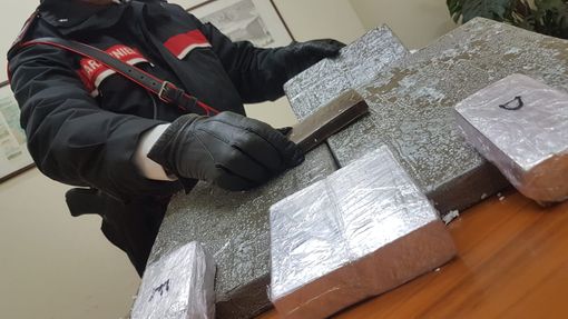 Un pacco con 7 kg di hashish ritrovato sotto un sedile della linea 36