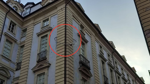 Curiosità di Torino, il "palazzo con il piercing" di piazza Corpus Domini