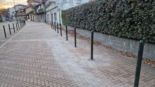 In via Aosta arrivano i paletti per la sicurezza dei pedoni, ma solo su metà strada In via Aosta arrivano i paletti per la sicurezza dei pedoni, ma solo su metà strada