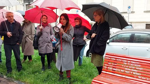 Violenza sulle donne, in via Bertolotti 10 spunta una panchina rossa
