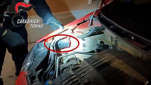 cofano aperto di un'automobile controllata dai carabinieri cofano aperto di un'automobile controllata dai carabinieri