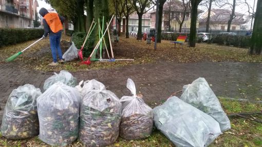 I volontari di Torino Spazio Pubblico ripuliscono piazzala Pola con gli abitanti di Mirafiori [FOTO]