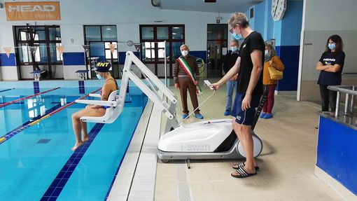 Carmagnola, inaugurato nella piscina comunale il sollevatore per i diversamente abili