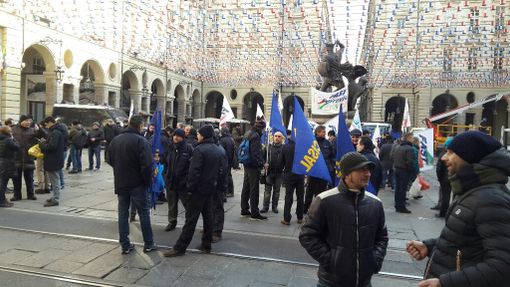 La protesta dei lavoratori Gtt nel giorno dello sciopero: corteo funebre con tanto di bara