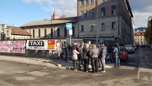 Sit in di protesta dei taxisti di Torino: "Fuori le multinazionali dal settore"