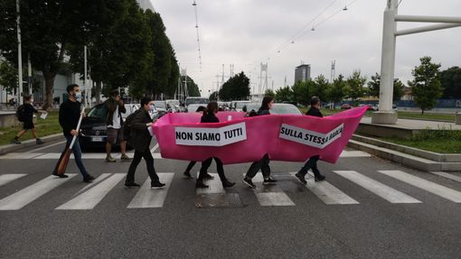 “Non siamo tutti sulla stessa barca”: gli Extinction Rebellion denunciano il sistema finanziario con un flash mob sotto il grattacielo