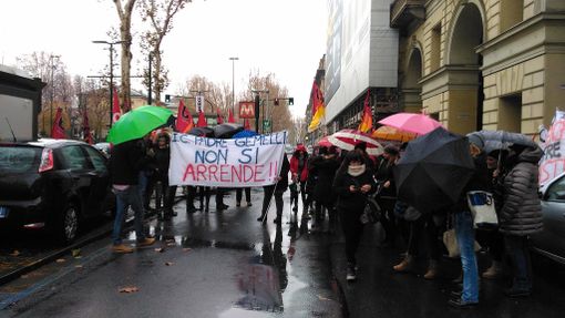 Torino, gli insegnanti protestano davanti all’Ufficio Scolastico Regionale