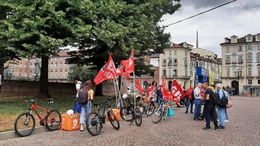 protesta sindacale rider con bici e bandiere protesta sindacale rider con bici e bandiere