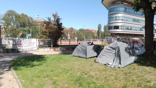 studenti in tenda