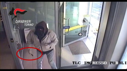 I malviventi si sono fatti consegnare un bottino di oltre 1.700 I malviventi si sono fatti consegnare un bottino di oltre 1.700